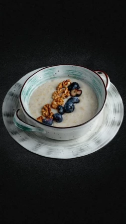 Каша овсяная с ягодами 