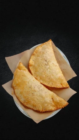 Пара чебуреков с сулугуни и соусом по-грузински