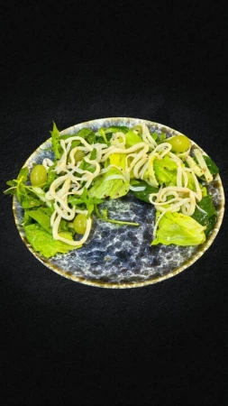 Зеленый салат с кальмаром