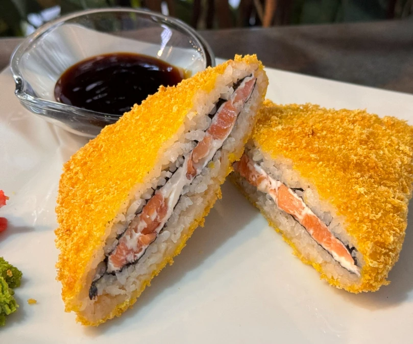 Сендвич ролл темпура с лососем и соусом унаги 