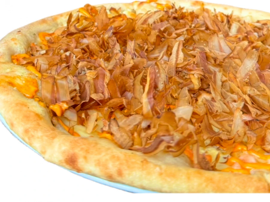 Пицца с лососем и стружкой тунца