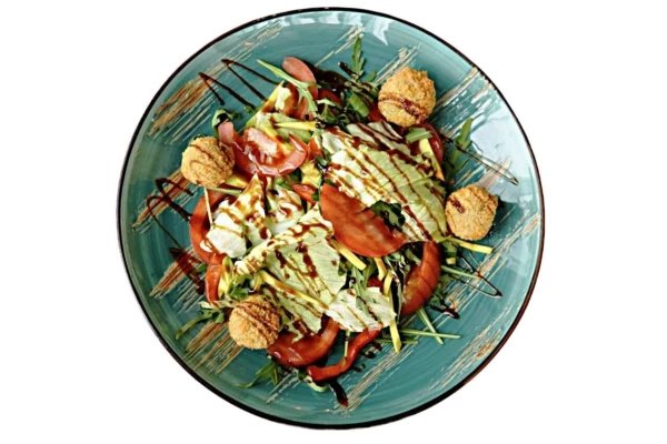 Салат с фалафелем