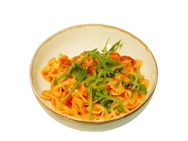 Фарфалле с томатами и песто