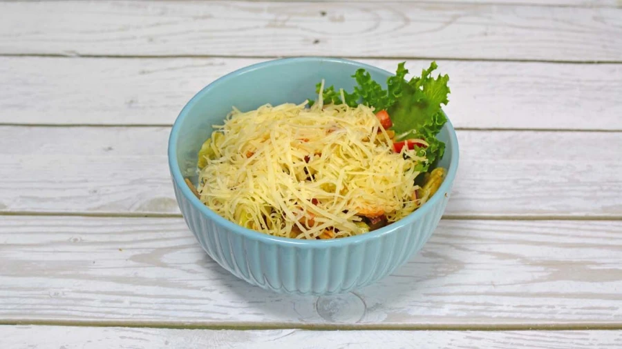 Теплый салат с курицей и беконом
