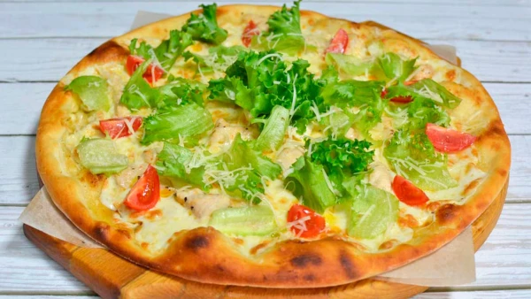 ЦЕЗАРЬ С КУРИЦЕЙ пицца