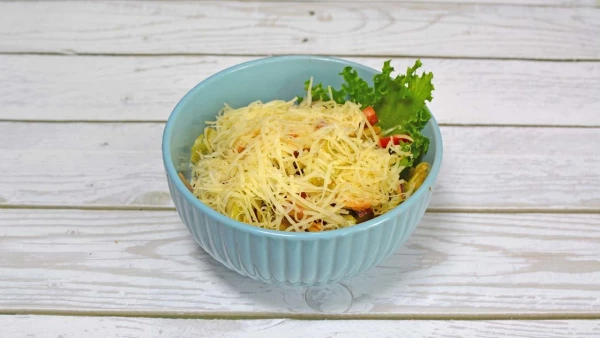 Теплый салат с курицей и беконом