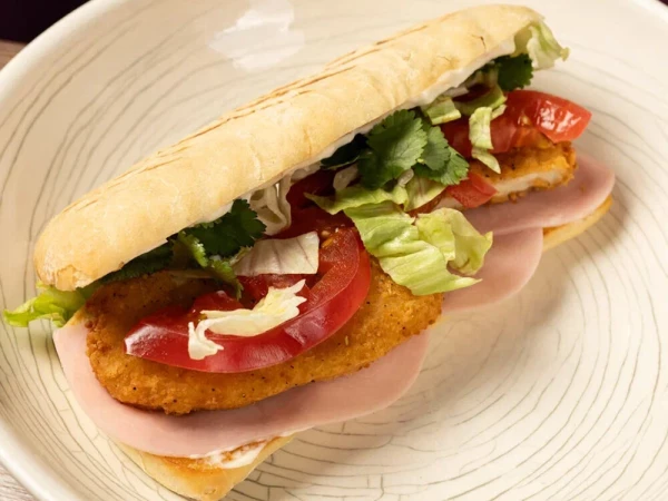 Сэндвич с курицей, ветчиной и овощным салатом