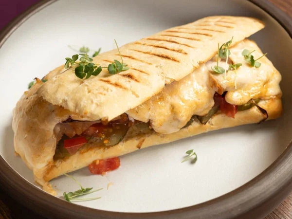 Сэндвич запечёный с индейкой и овощами