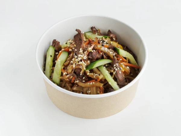 Удон (пшеничная лапша с овощами) с начинкой на выбор.