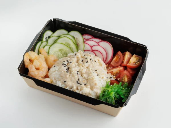 Поке с креветкой или лососем, или тунцом с соусом на выбор.