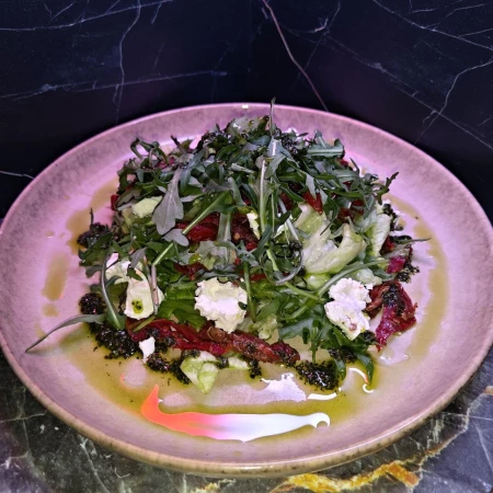 Салат с вялеными томатами и сыром фета