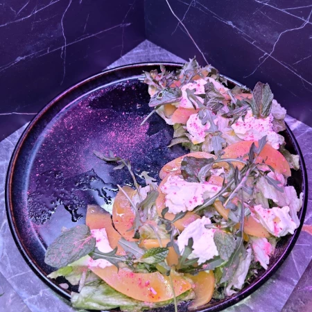 Салат с персиками, сыром фета и cremette