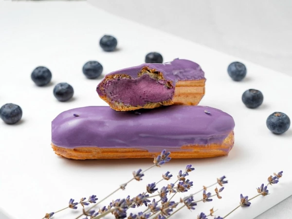 Эклер Черничный