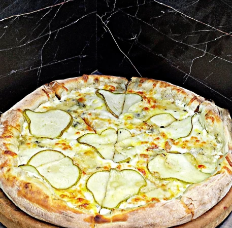 Пицца с грушей и горгонзолой