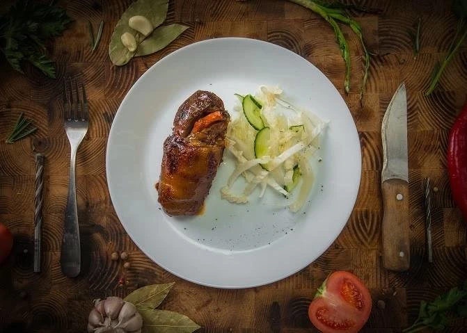 Свиная рулька с картофельным пюре и квашеной капустой