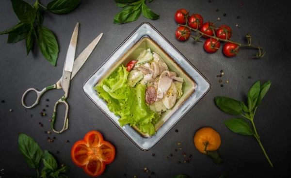 Салат с кальмаром и свежим огурчиком