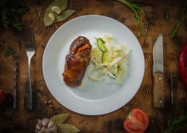 Свиная рулька с картофельным пюре и квашеной капустой