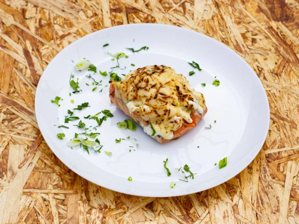 Кета с овощами под сыром