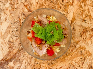 С бужениной и грецким орехом