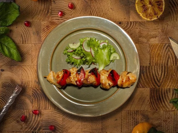 Шашлык из белого куриного мяса  с перцем на гриле