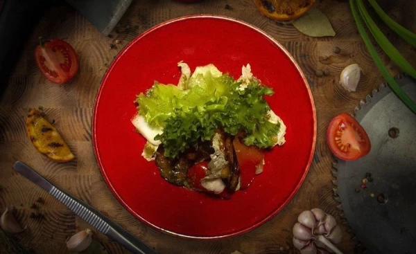 Салат с овощами гриль и соусом песто