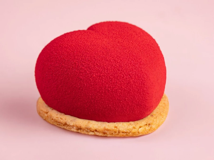 "Вишневое сердце"  Муссовое пироженое 