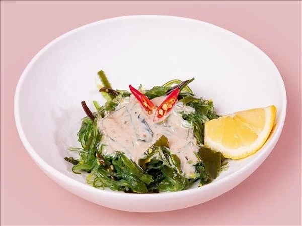 Салат Чука с ореховым соусом 