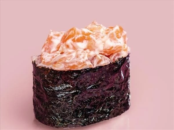 Гункан с лососем