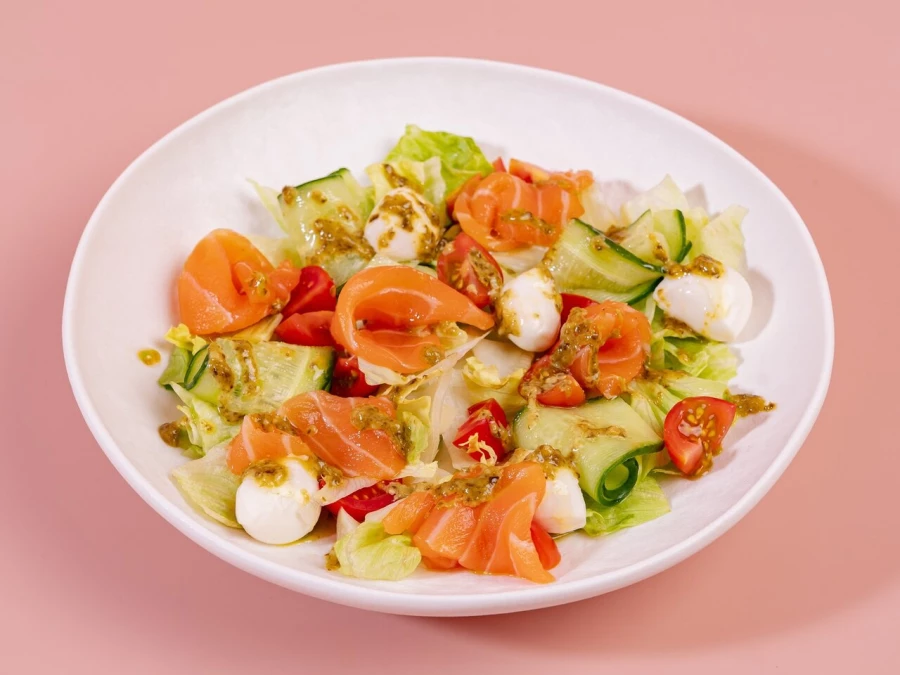 Салат Моцарелла с лососем