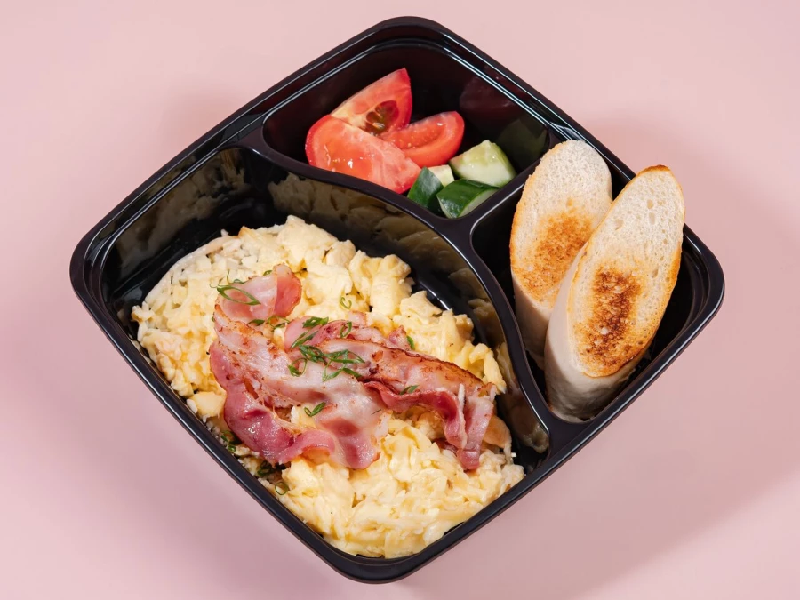 Скрембл с беконом и свежими овощами