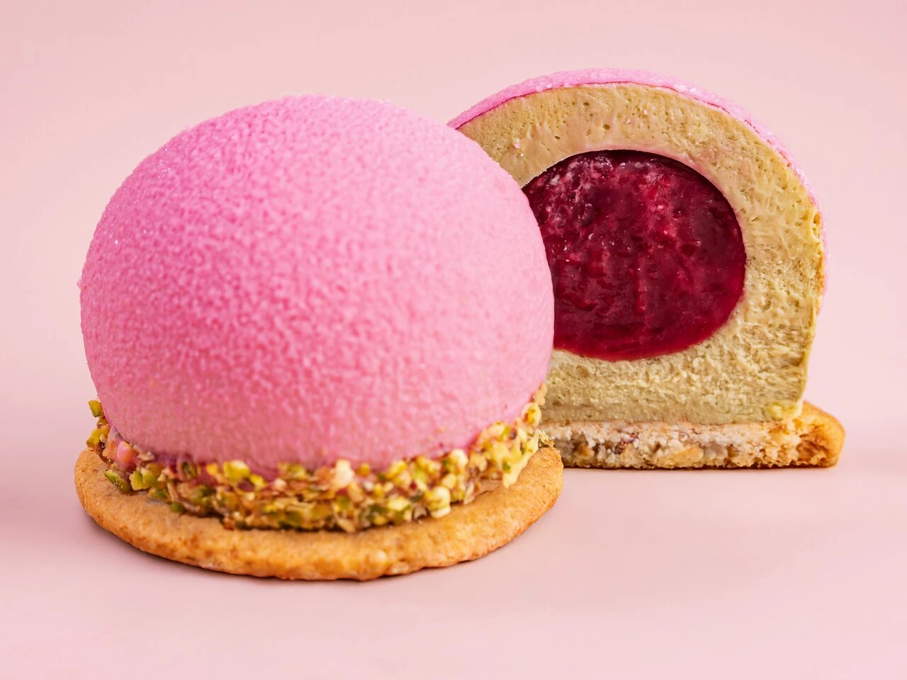 "Фисташка-малина" Муссовое пироженое