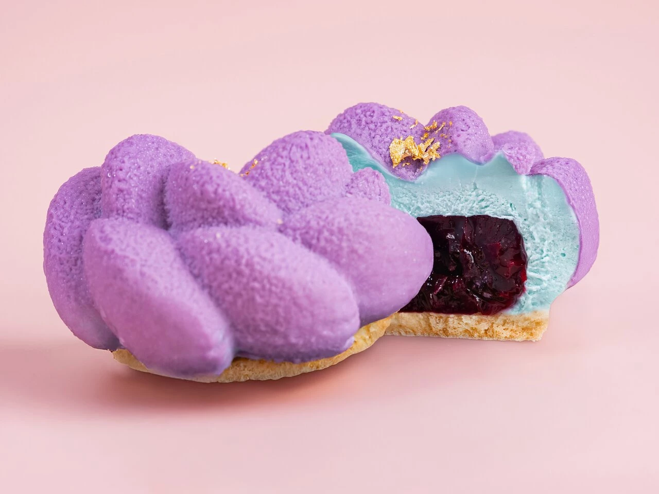 "Лаванда-смородина" Муссовое пироженое