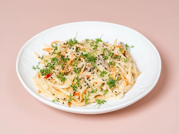 Удон с курицей терияки в сливочно-чили соусе