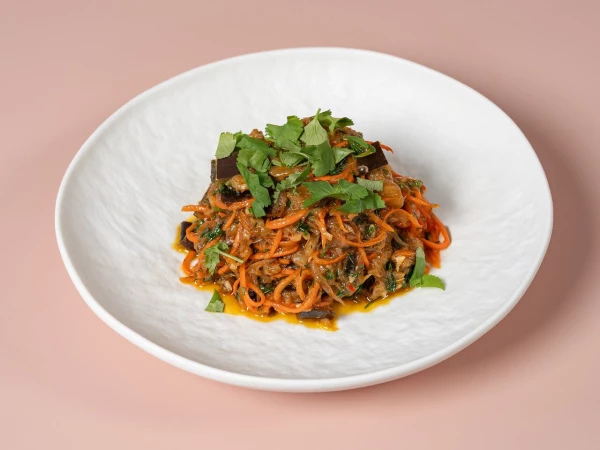 Пряный баклажан по-азиатски с кинзой и соевым маринадом