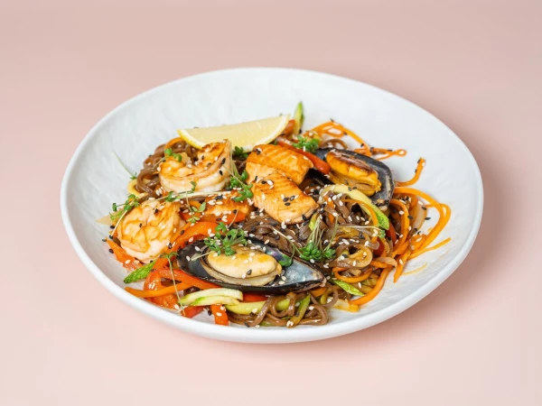 Соба с лососем и морепродуктами