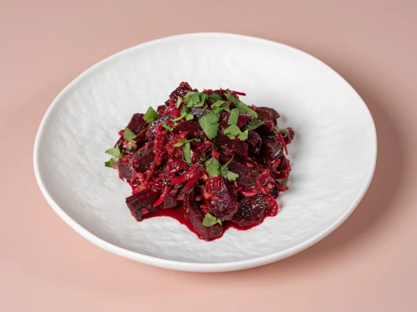Свекольный деликатес с грецким орехом и медово-гранатовым соусом наршараб