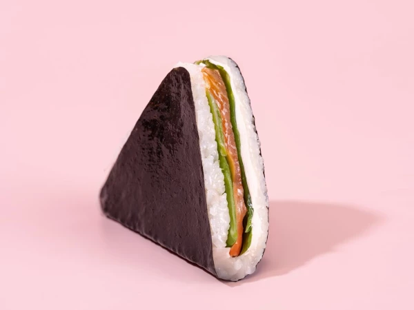 Онигири с лососем