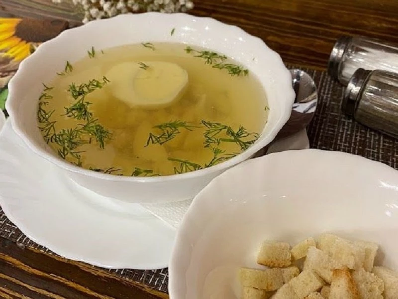 Бульон с курицей и яйцом