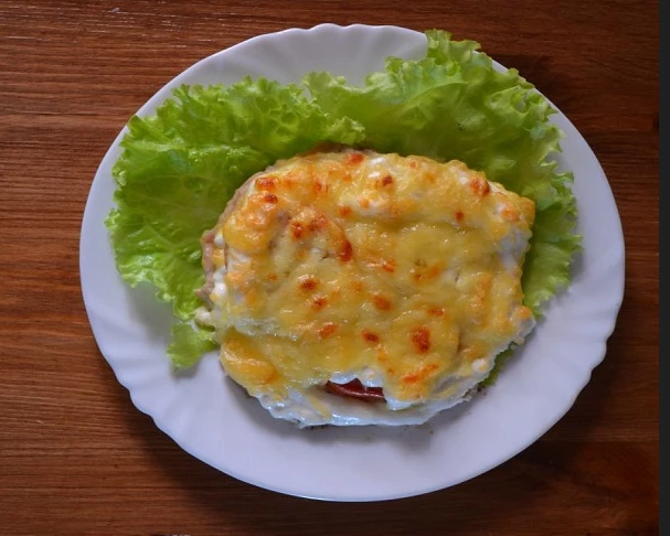 Свинина запеченная с помидорами
