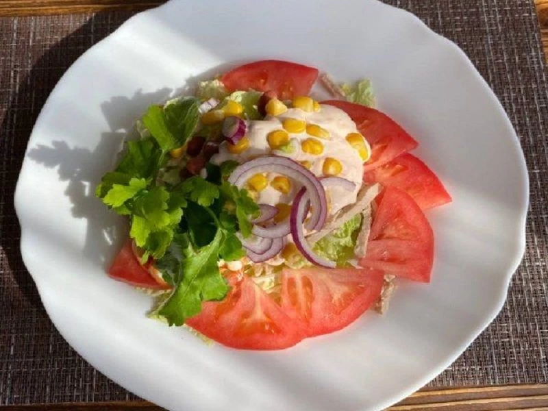 Салат с жареным мясом и фасолью