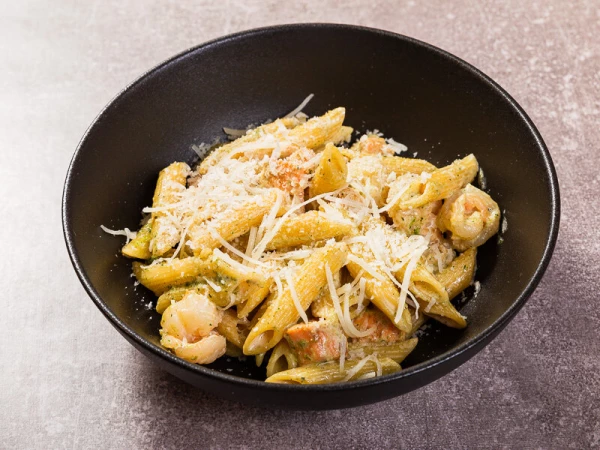 Паста с лососем и креветками