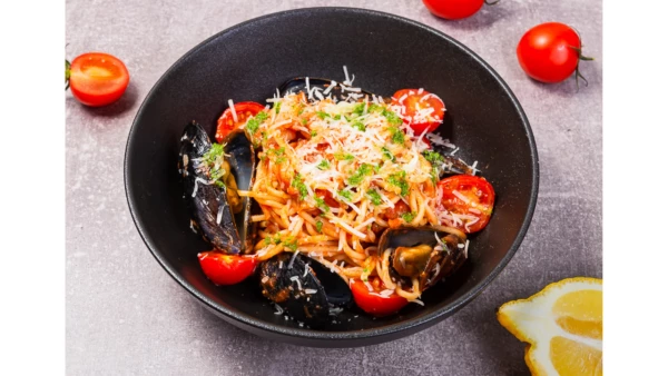 Паста с мидиями и креветками