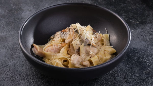 Паста с курицей и грибами