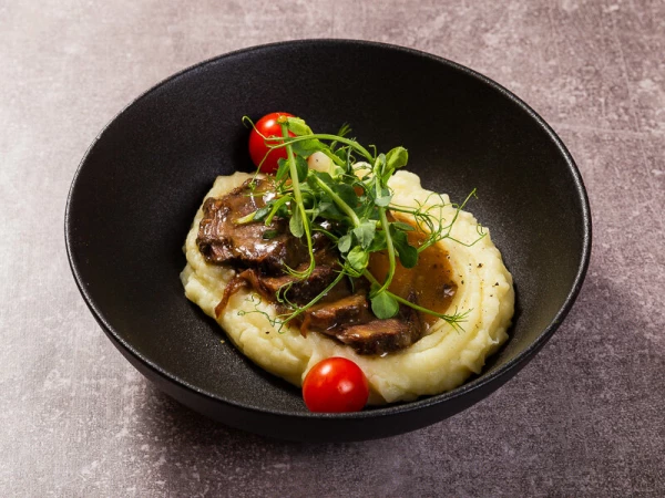 Говяжьи щечки с картофельным пюре