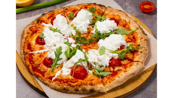 Пицца с томатами и страчателлой 