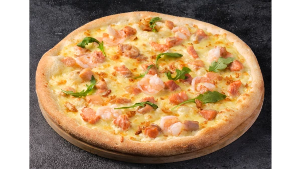 Пицца с лососем и креветками 