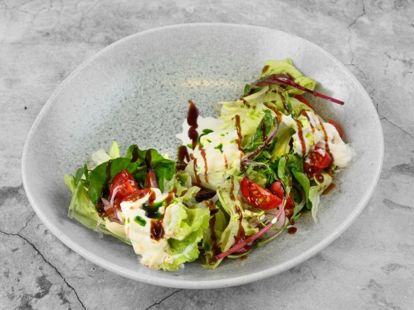 Салат со страчателлой и томатами черри