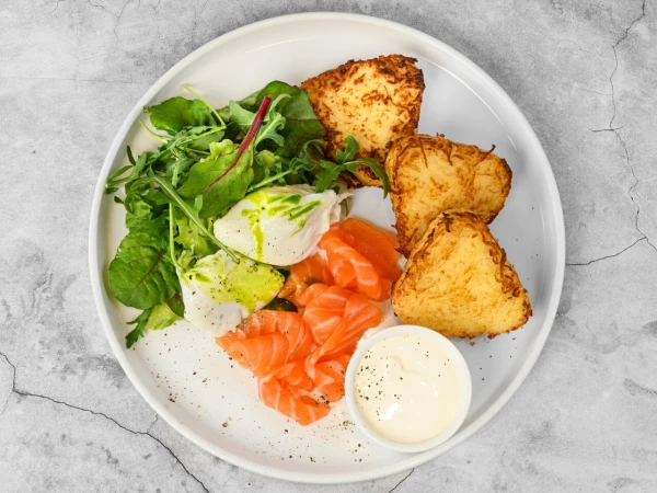 Хашбраун с лососем и яйцом пашот