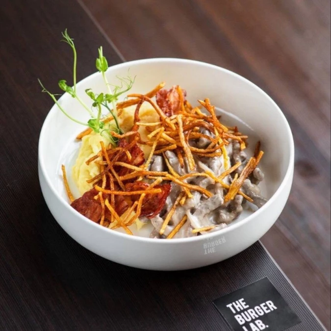 Телятина в сливочном соусе с картофельным пюре