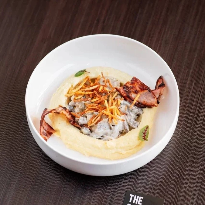 Телятина в сливочном соусе с картофельным пюре